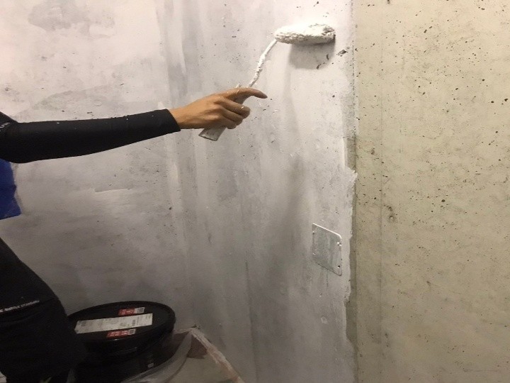 デコプライマーで下塗り作業
